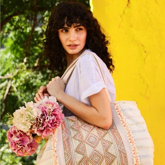 Chic Geometric Tote in Beige and Coral - Picture 5 of 10